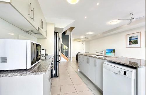Nelly Bay Apartment | Oceanfront 'Beachside' Apartment with Pool & Spa Retreat