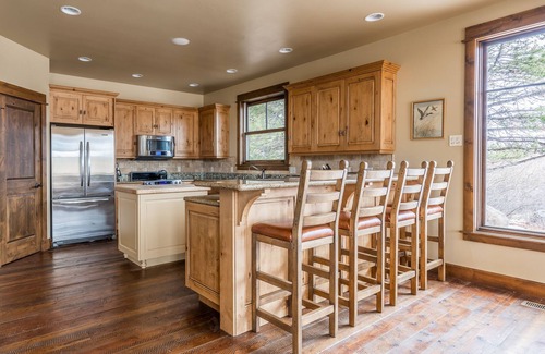 West Yellowstone House | Scenic Waterfront Cabin on Hebgen Lake Near Yellowstone