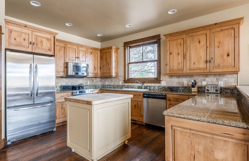West Yellowstone House | Scenic Waterfront Cabin on Hebgen Lake Near Yellowstone