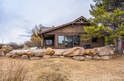 West Yellowstone House | Scenic Waterfront Cabin on Hebgen Lake Near Yellowstone