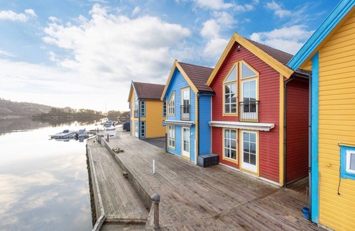 Sund Cabin | Picturesque Waterfront Cabin Near Bergen with Fjord Access