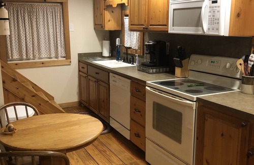 Draper Cabin | Pet-Friendly Waterfront Cabin Near Virginia Tech & Radford