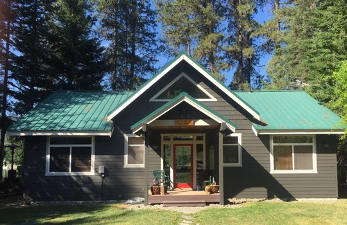 Cusick Cabin | Idyllic Waterfront Cabin on Pend Oreille River with Breakfast