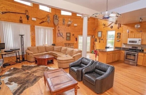 Newton Cabin | Pet-Friendly Waterfront Cabin Perfect for Family Getaways