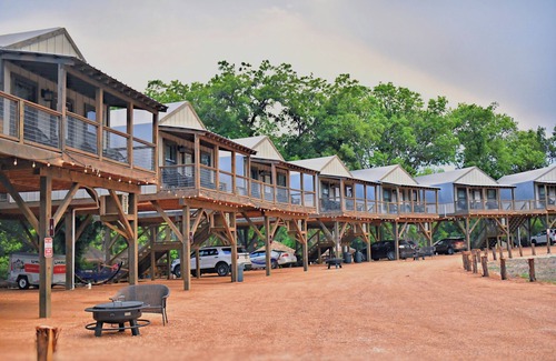 Sutherland Springs Cabin | Waterside Retreat with Kayaking, Pool & Hot Tub Fun!