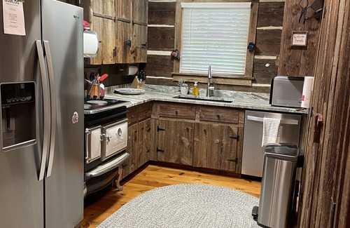 Gumlog Cabin | Historic Waterfront Cabin Retreat with Scenic Lake Views