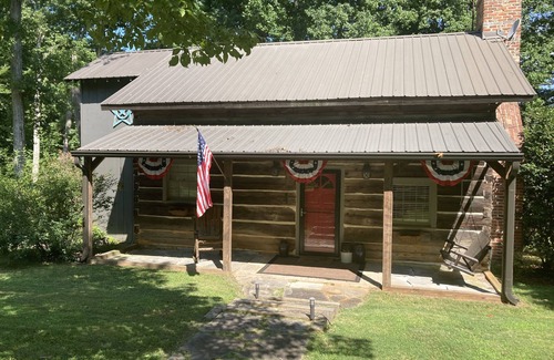 Gumlog Cabin | Historic Waterfront Cabin Retreat with Scenic Lake Views
