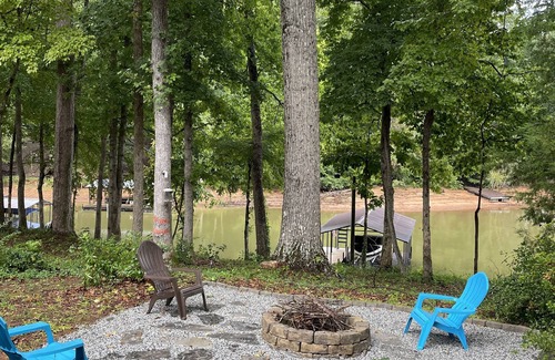 Gumlog Cabin | Historic Waterfront Cabin Retreat with Scenic Lake Views