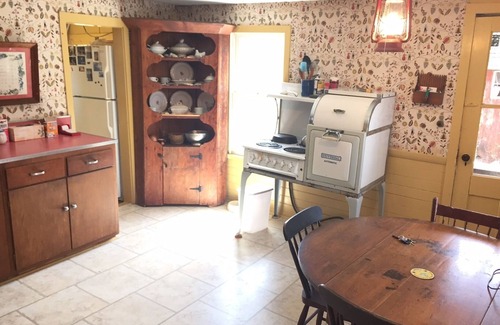 Waterford Cottage | Waterfront 4BR Cabin with Pool and Spa on Niantic River