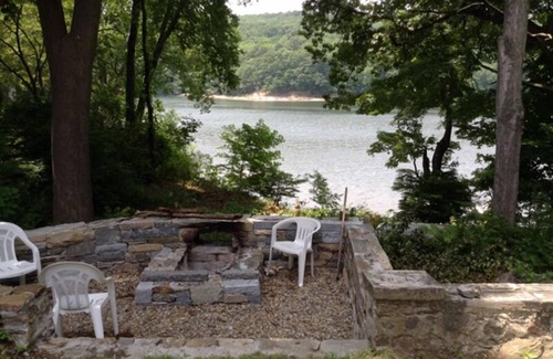 Waterford Cottage | Waterfront 4BR Cabin with Pool and Spa on Niantic River