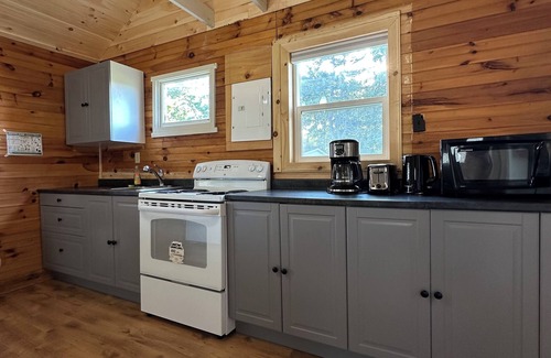 Stanhope Cottage | Waterview Bayside Cottages: Renovated & Pet Friendly Retreat