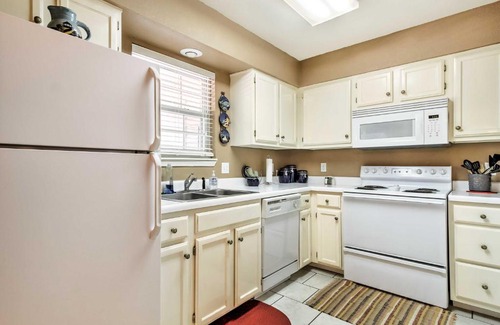 Lakeland Apartment | Lake Ozark Waterfront Condo with Pool and Boat Slip Access