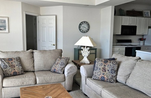Lakeland Condo | Waterfront Condo with Breathtaking Views & Pool Access