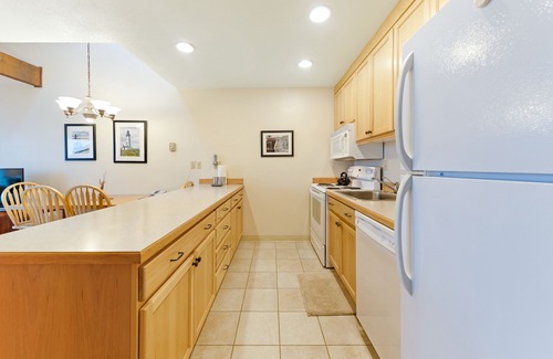 Newport Condo | Inviting Waterfront Condo with Private Deck & Bay Views