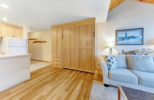 Newport Condo | Inviting Waterfront Condo with Private Deck & Bay Views