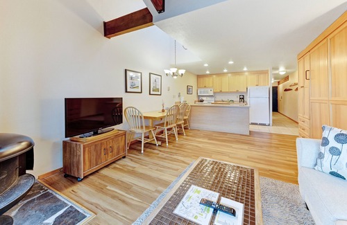 Newport Condo | Inviting Waterfront Condo with Private Deck & Bay Views
