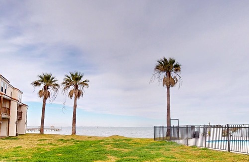 Harbor Oaks Condo | Bay View Condo with Pool, Tennis & Deck: Rated 10/10