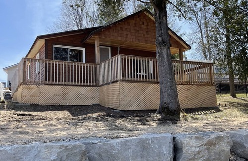 Alban Cottage | Delightful Waterfront Cottage 17: Family & Pet Friendly Stay