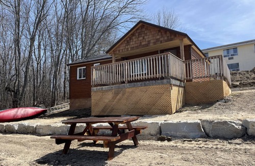 Alban Cottage | Delightful Waterfront Cottage 17: Family & Pet Friendly Stay