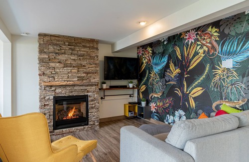 Sainte-Catherine-de-la-Jacques-Cartier Ski Chalet | Waterfront cottage, spa, kayaks and fire pit