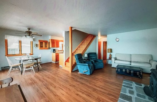 Henderson Cottage | Idyllic Waterfront Cottage at Picturesque Whites Bay