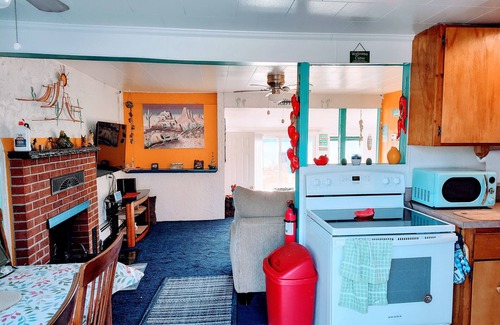Harrison Cottage | Beautiful Lakeside Cottage with Kayaks & Pet-Friendly Amenities