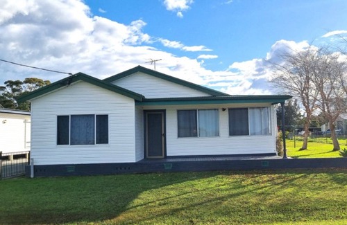 Swan Bay House | Inviting Waterfront Cottage with Ocean Views and Kitchen