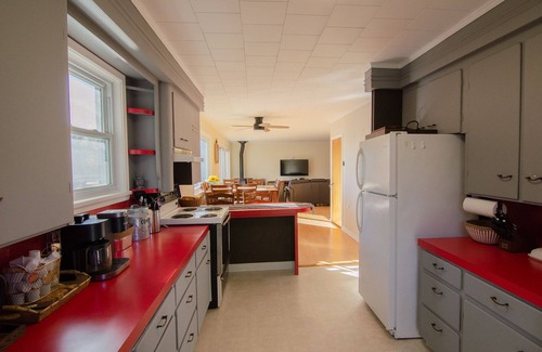 St. Charles Cottage | Scenic Waterfront Cottage with Ocean View and Kitchen