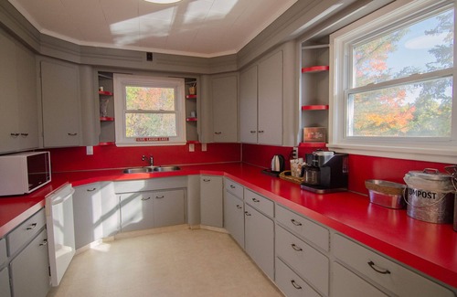 St. Charles Cottage | Scenic Waterfront Cottage with Ocean View and Kitchen