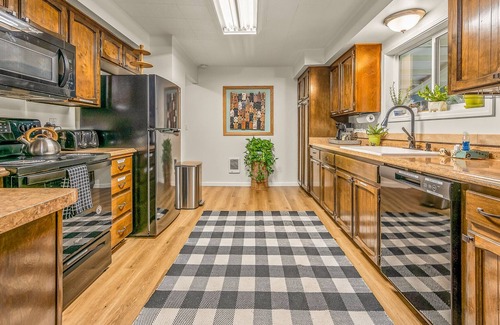 Longview Cottage | Waterfront Cottage w/ Large Covered Porch, BBQ, and Fire Pit