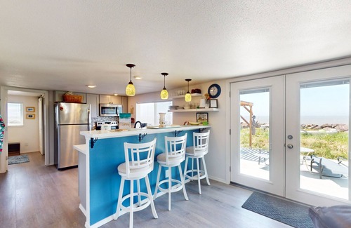 South Bend House | Scenic Waterfront Cottage with Ocean Views and Spa Access