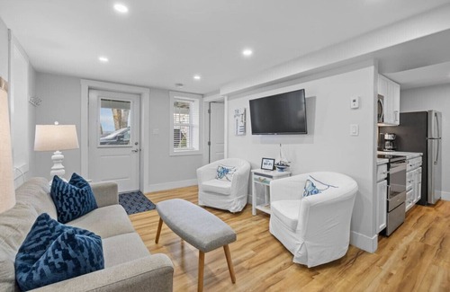 Queens Square Condo | Waterfront Cozy 1 Bedroom Condo Downtown Ch'town