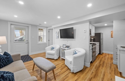 Queens Square Condo | Waterfront Cozy 1 Bedroom Condo Downtown Ch'town