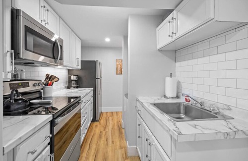 Queens Square Condo | Waterfront Cozy 1 Bedroom Condo Downtown Ch'town