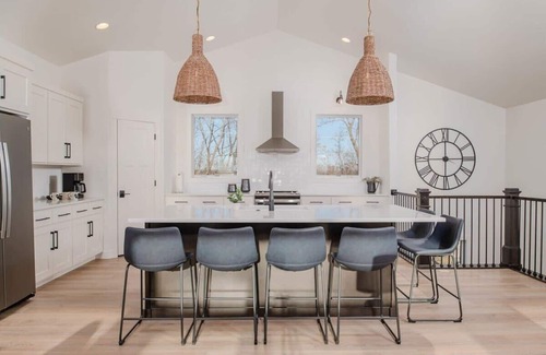 Larsen House | Relaxing Lakeside Getaway at Sunset Retreat Vacation Home