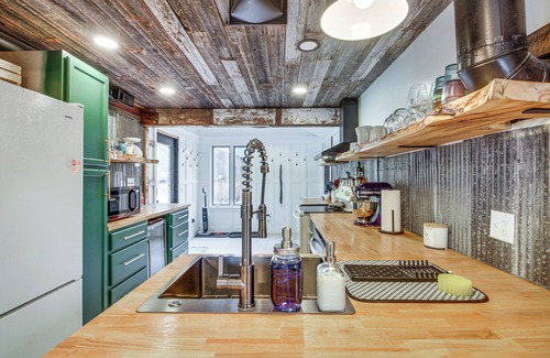 Duluth Cottage | Waterfront Duluth Cabin with Deck and River Views