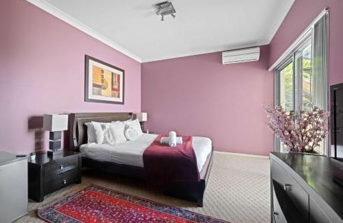Caringbah South House | Waterfront Ensuite Queen Room - Luxury & Comfort Place in Caringbah South