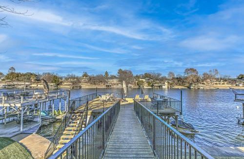 Kingsland House | Waterfront Family Home for 12 w Deck & Lake Views
