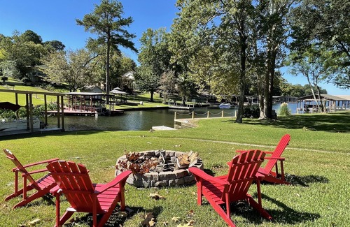 Lakeland House | Lakefront Retreat with Kayaks, Firepit & King Beds