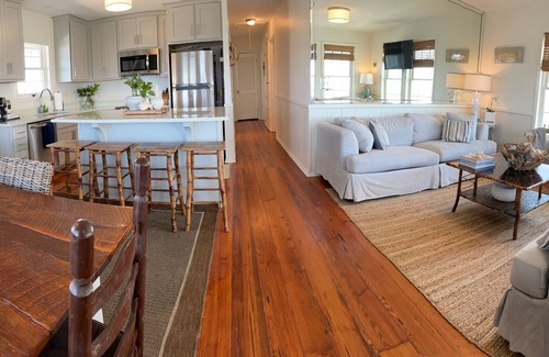 Royal Lagoons House | Waterfront Retreat: Kayak, Swim, and Enjoy Breathtaking Sunsets!