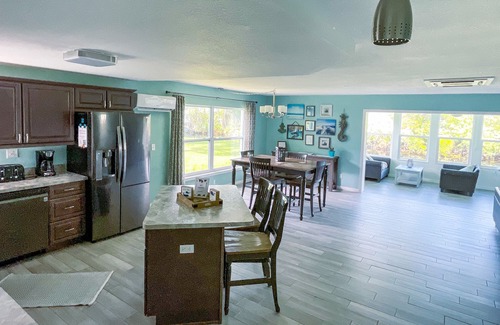 Crystal River House | Serene Waterfront Oasis: Swim with Manatees in Paradise
