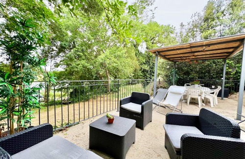 Ecouflant House | Inviting Waterfront House with Spa & Family-Friendly Amenities
