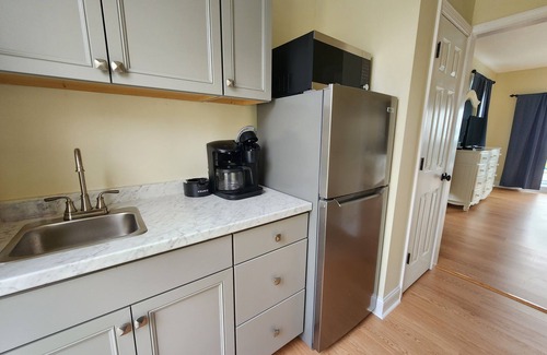 Cambridge Apartment | Cozy Waterfront Getaway with Hot Tub and Breakfast