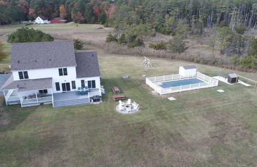 Cambridge Apartment | Cozy Waterfront Getaway with Hot Tub and Breakfast
