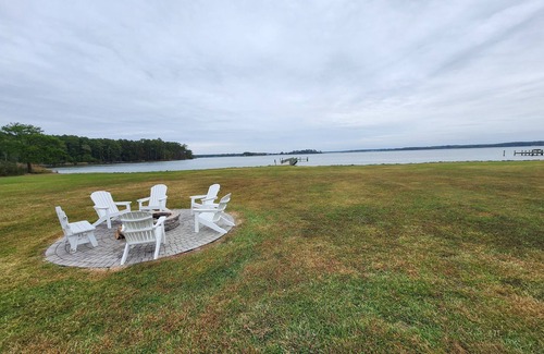 Cambridge Apartment | Cozy Waterfront Getaway with Hot Tub and Breakfast