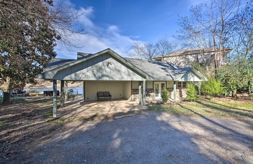 Lake Hamilton Cottage | Picturesque Waterfront Getaway with Dock on Lake Hamilton