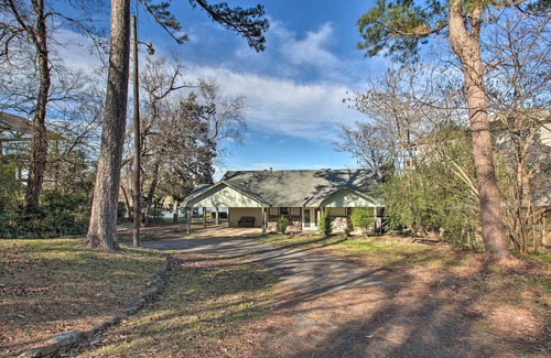 Lake Hamilton Cottage | Picturesque Waterfront Getaway with Dock on Lake Hamilton