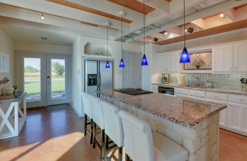 Dennis House | Lakefront Granbury House with Private Dock & Relaxing Spa