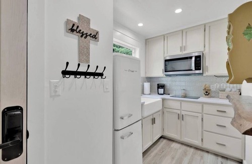 Shalimar House | Waterfront Guest Studio: Ideal Family Cottage Retreat