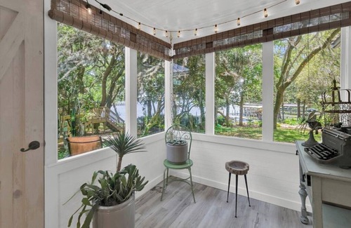Shalimar House | Waterfront Guest Studio: Ideal Family Cottage Retreat